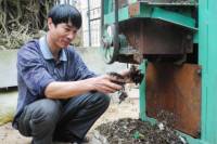 Một nông dân chế tạo máy xử lý rác thải