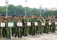 Các bé hào hứng với học kỳ quân đội