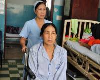 Nữ hộ lý 31 năm được bệnh nhân ngợi khen vì sự tận tâm